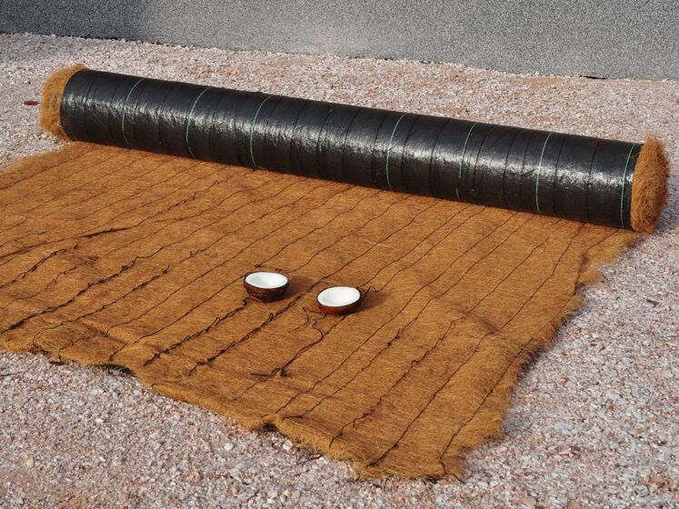 Kokosová textilie spojená proševem s mulčovací geotextilií