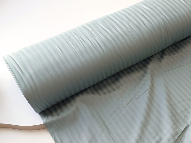 Saténová látka s pruhy