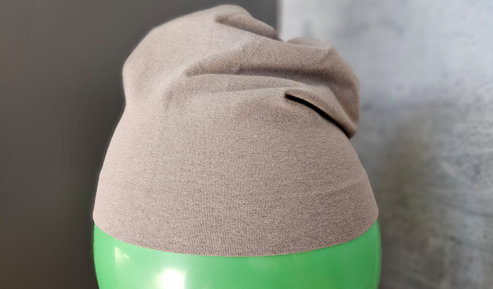 Založení dolního kraje čepice z elastické látky – bez šití.