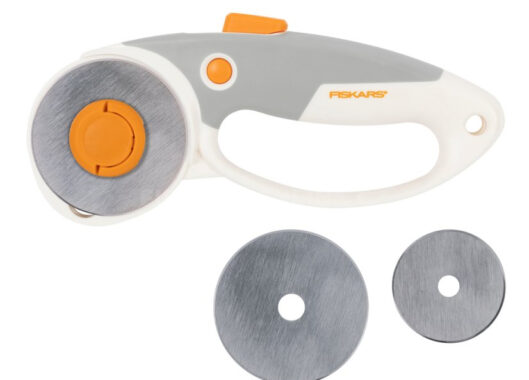 Řezací kolečko na látku Fiskars se dvěmi čepelemi 45 a 60 mm