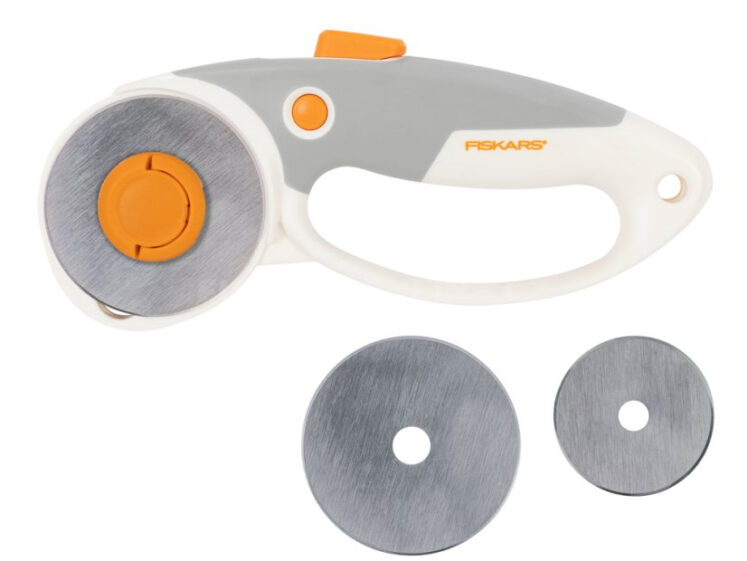 Řezací kolečko na látku Fiskars se dvěmi čepelemi 45 a 60 mm